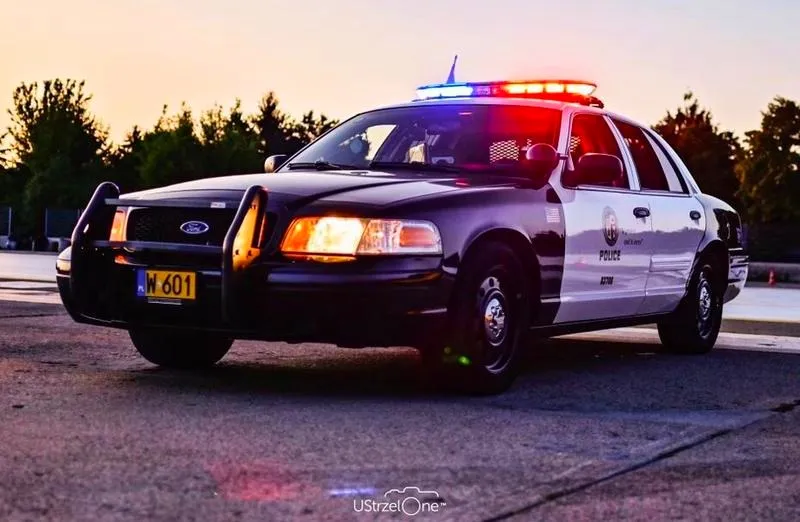 Dlaczego policja w USA dotyka samochodu? Oto prawdziwe powody tego działania