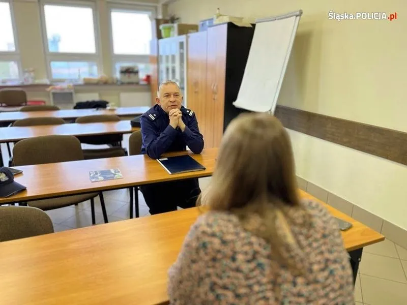 Jakie pytania pojawiają się na rozmowie kwalifikacyjnej do policji? Oto kluczowe zagadnienia
