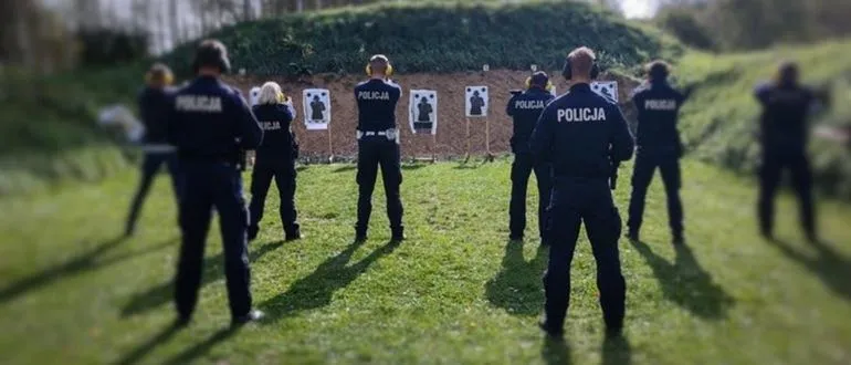 Jakie umiejętności i cechy są niezbędne do pracy w policji?