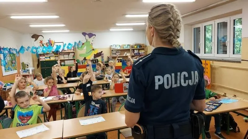 Jakie wykształcenie pomaga wstąpić do policji po ukończeniu szkoły?