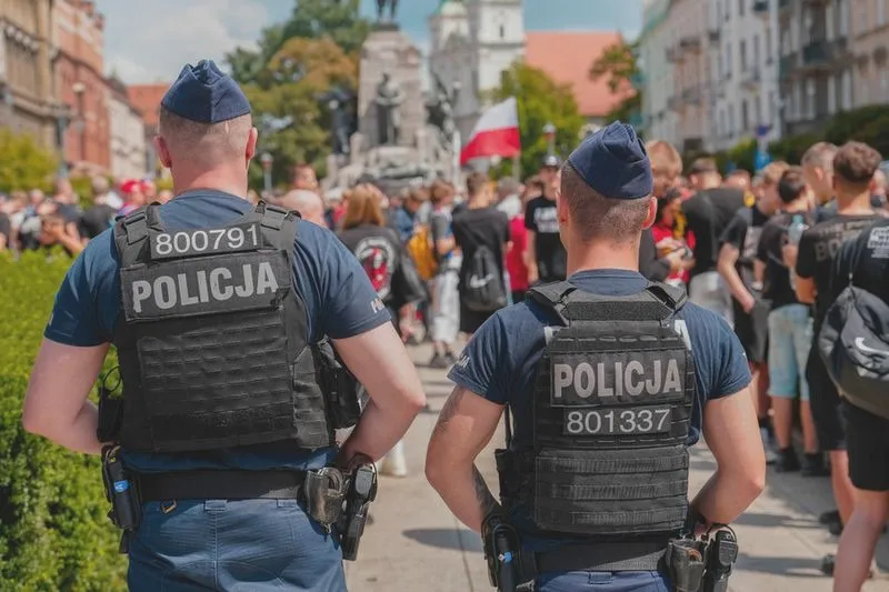 Kiedy wypłacana jest trzynasta pensja w policji? Sprawdź terminy i zasady!