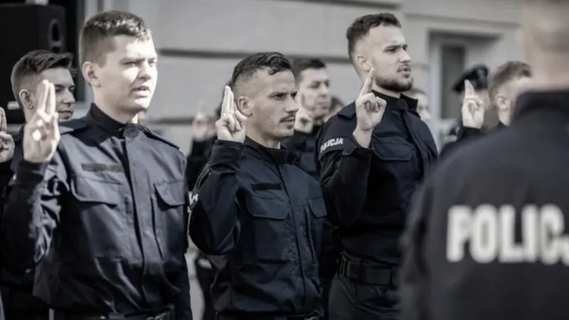 Odkryj tajniki: co to jest służba w policji i jak wygląda od środka?