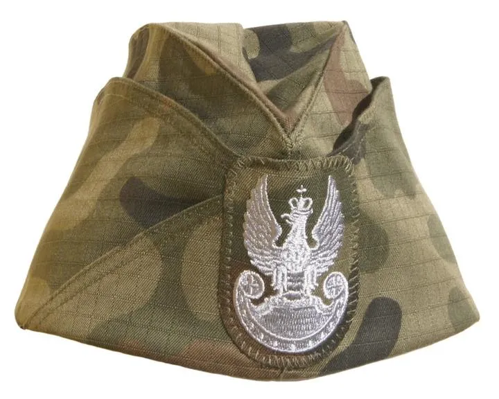 Stylowo i z klasą: jak nosić furażerkę w policji?