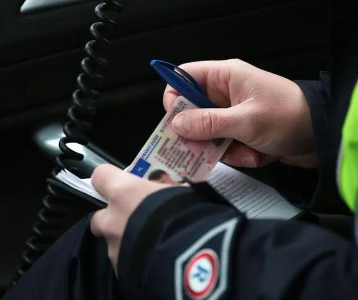 Zatrzymanie zagranicznego prawa jazdy przez policję – co warto wiedzieć?