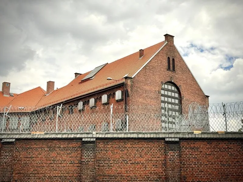 Życie za kratkami: Jak naprawdę wygląda więzienie?