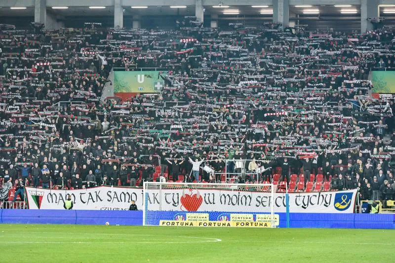 Konflikt między kibicami a policją