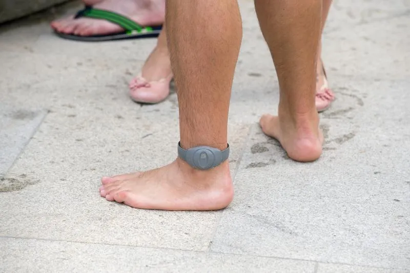 Montaż i techniczne aspekty dozoru elektronicznego